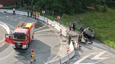 Samochód spłonął po uderzeniu w bariery na zjeździe z S17. Kierowca zbiegł