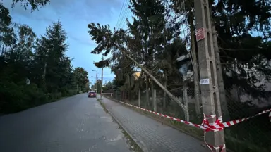 Wesoła drugą dobę bez prądu. Drzewo na Kilińskiego wisi na linii od soboty