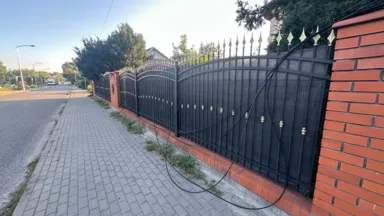 Śmieciarka zerwała kable nad ul. Fabryczną. To światłowód i telefon, nie prąd