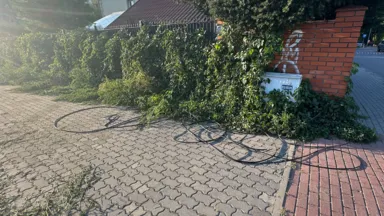 Śmieciarka zerwała kable nad ul. Fabryczną. To światłowód i telefon, nie prąd