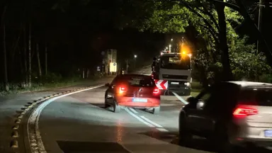 Zdjęcie do artykułu Drugi wieczór remontu na łuku 1 Praskiego Pułku. Ruchem kierują, ale nie zawsze
