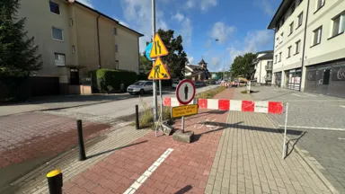 Barierka na rogu Rumiankowej i Krokusów zamyka chodnik i drogę dla rowerów.