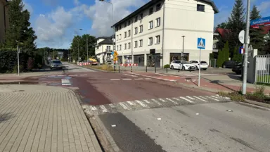 Wjazd na wyniesione skrzyżowanie z Krokusów od strony Fiołków.