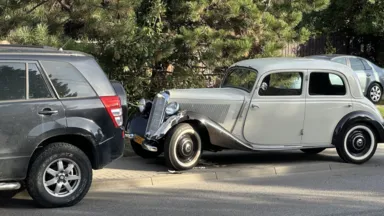 Zdjęcie do artykułu Stłuczka na Wspólnej. Zabytkowy Mercedes z rozbitą chłodnicą został na chodniku