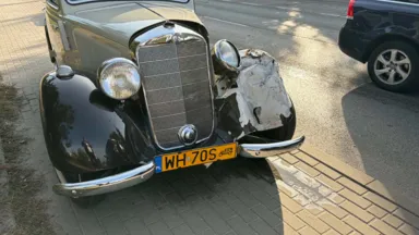 Stłuczka na Wspólnej. Zabytkowy Mercedes z rozbitą chłodnicą został na chodniku