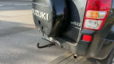 Stłuczka na Wspólnej. Zabytkowy Mercedes z rozbitą chłodnicą został na chodniku