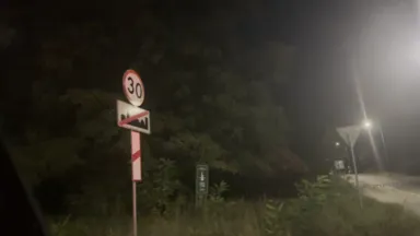 Od strony torów tablica końca obszaru zabudowanego wisi pod znakiem 30 km/h. Kadr z nagrania, noc z 23 na 24 października 2026 roku