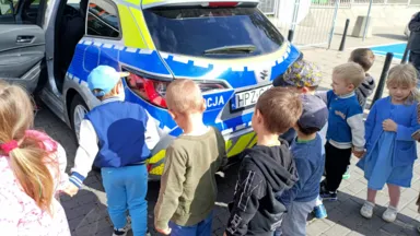 Zdjęcie do artykułu Policjanci i maskotka Borsuk uczą bezpieczeństwa w przedszkolu "Na Górce"