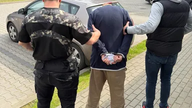 Zdjęcie do artykułu Policjanci z Wesołej zatrzymali 26-latka poszukiwanego 11 podstawami, w tym dwoma listami gończymi