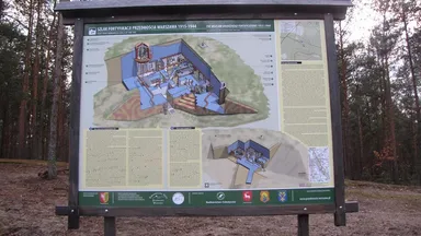 Stawianie tablic na Dąbrowieckiej Górze