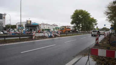 Zamknięty wyjazd z ul. Fabrycznej - budowa świateł, chodnika i przystanku