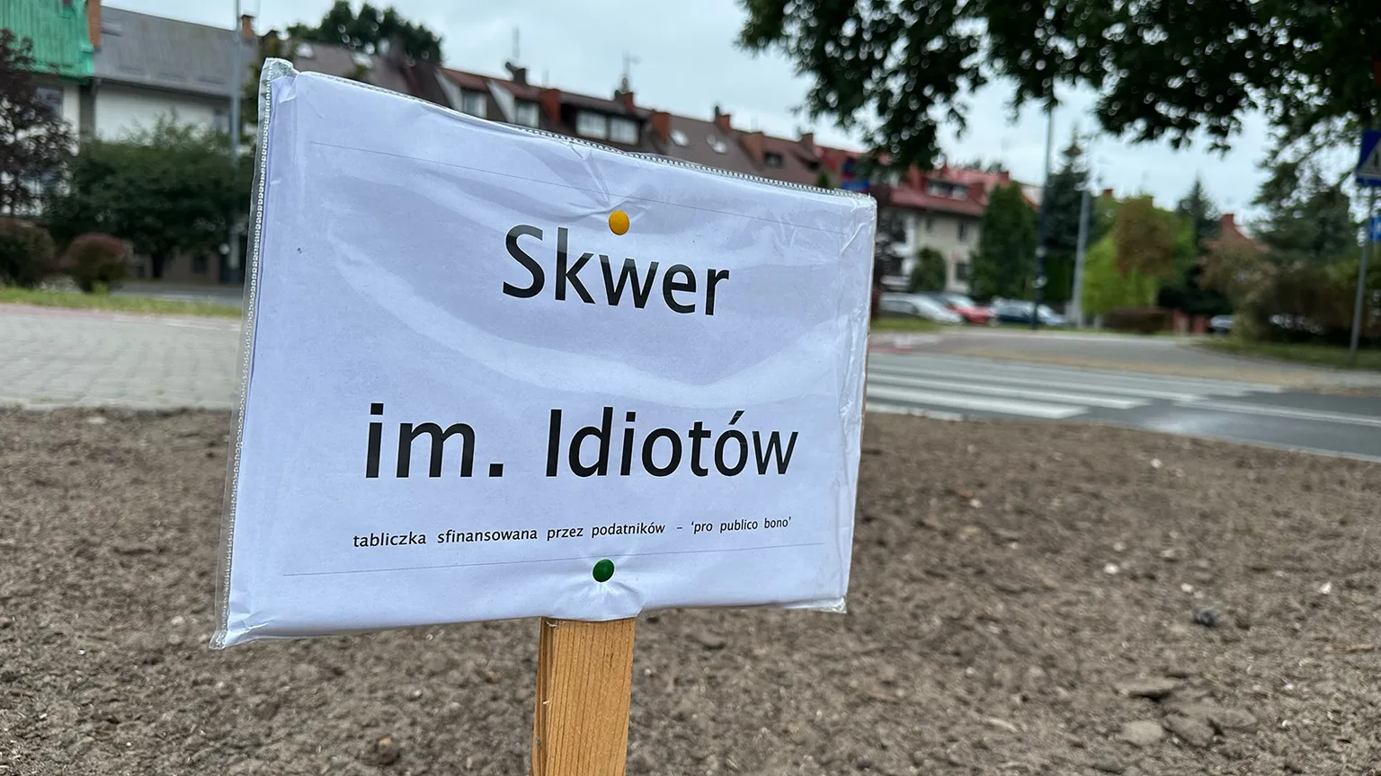 Zdjęcia do artykułu "Skwer im. Idiotów"  - mieszkańcy Starej Miłosny w sporze o likwidację miejsc parkingowych