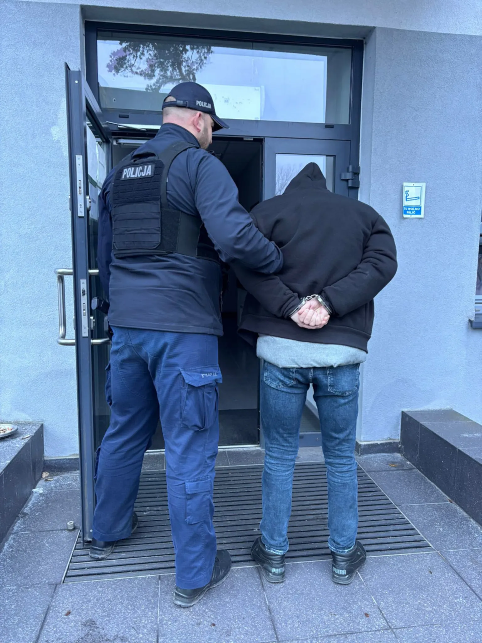 Zatrzymany z kradzioną toyotą i narkotykami – interwencja policji w Wesołej