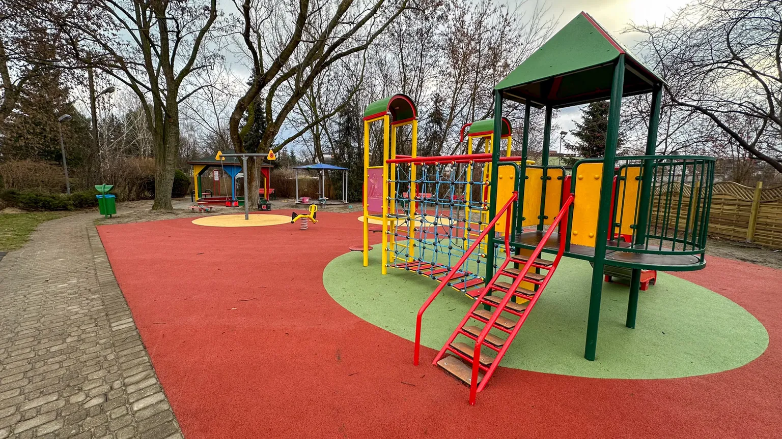 Najstarszy plac zabaw w Starej Miłośnie po modernizacji – zapraszamy do wspólnej zabawy!