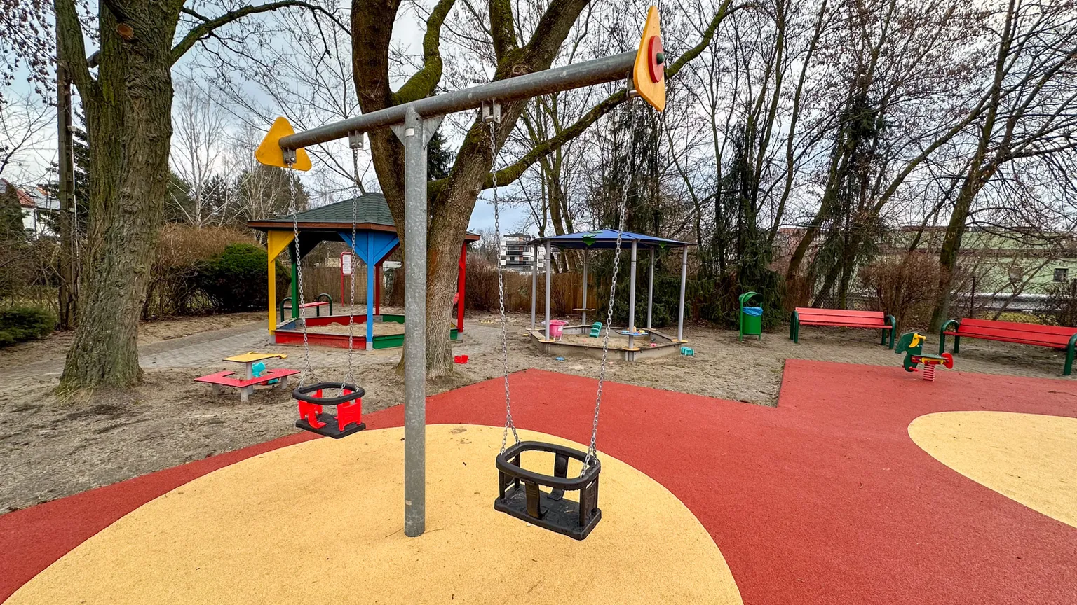 Najstarszy plac zabaw w Starej Miłośnie po modernizacji – zapraszamy do wspólnej zabawy!