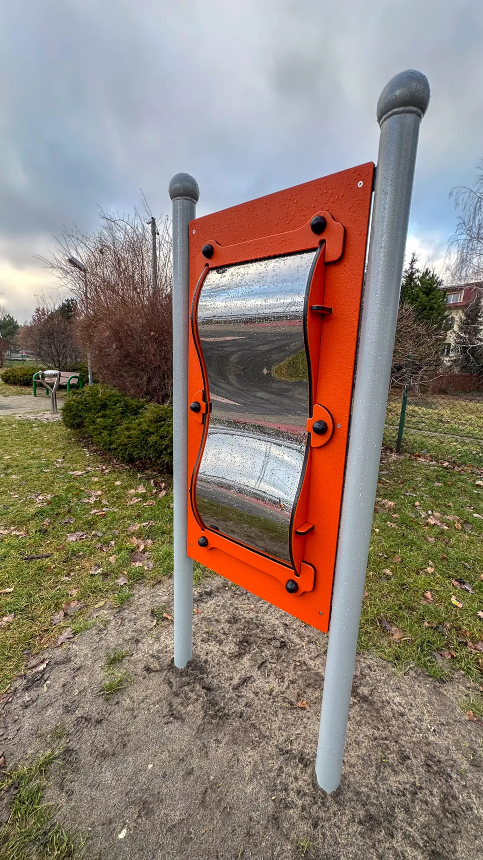Najstarszy plac zabaw w Starej Miłośnie po modernizacji – zapraszamy do wspólnej zabawy!