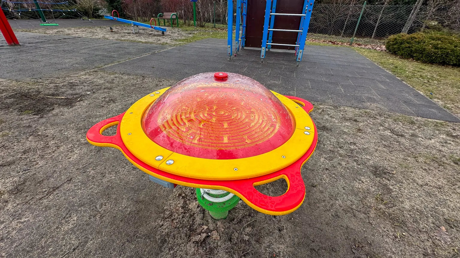 Najstarszy plac zabaw w Starej Miłośnie po modernizacji – zapraszamy do wspólnej zabawy!