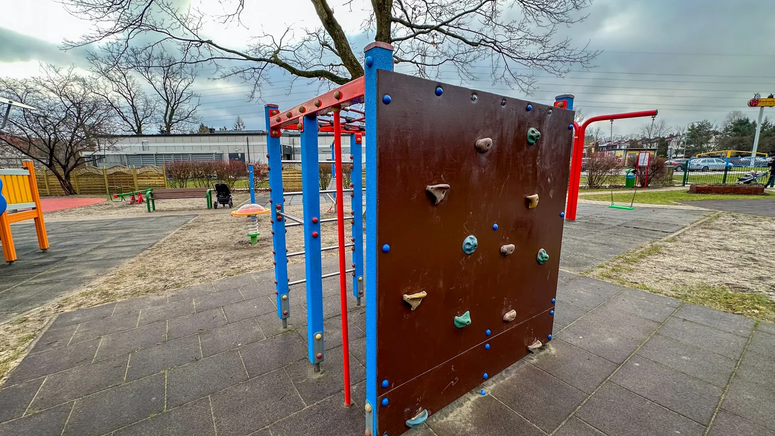 Najstarszy plac zabaw w Starej Miłośnie po modernizacji – zapraszamy do wspólnej zabawy!