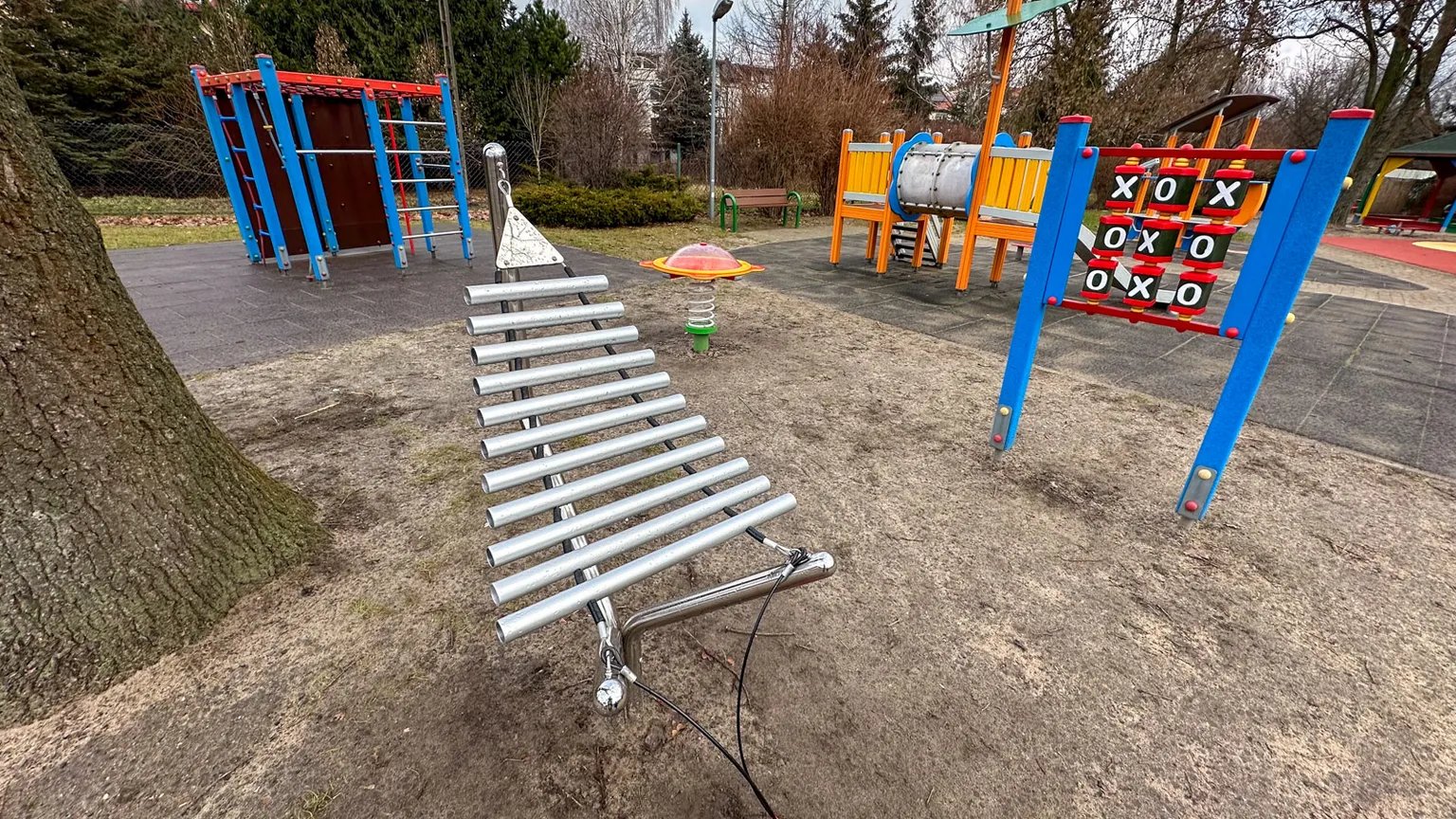 Najstarszy plac zabaw w Starej Miłośnie po modernizacji – zapraszamy do wspólnej zabawy!