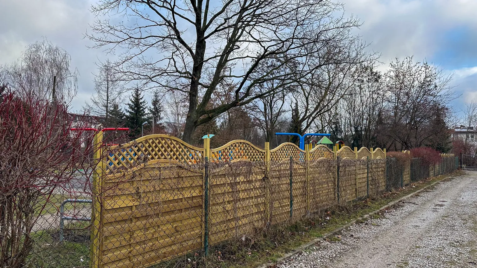 Najstarszy plac zabaw w Starej Miłośnie po modernizacji – zapraszamy do wspólnej zabawy!