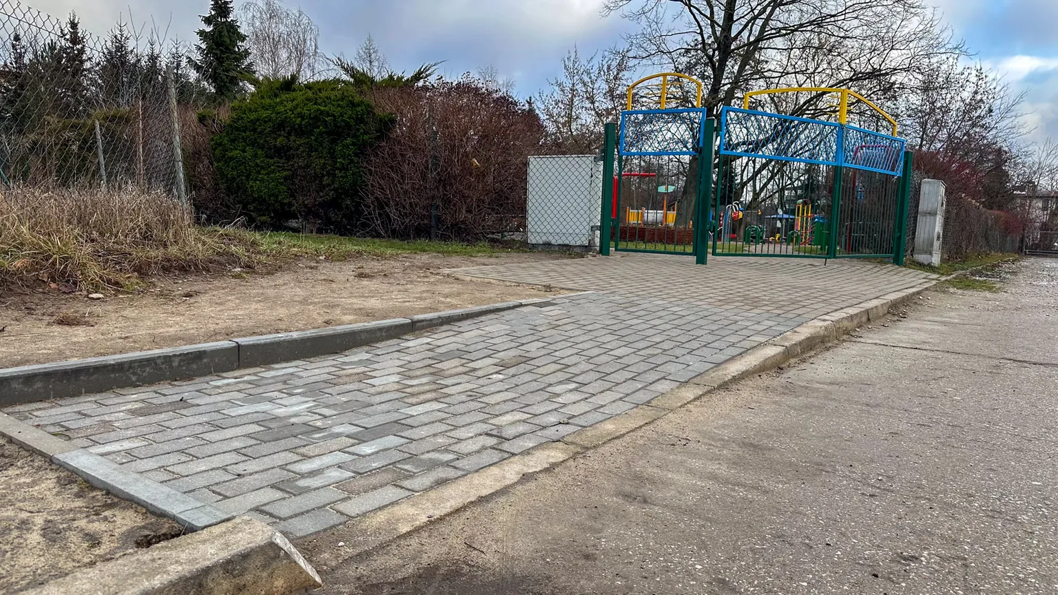 Najstarszy plac zabaw w Starej Miłośnie po modernizacji – zapraszamy do wspólnej zabawy!