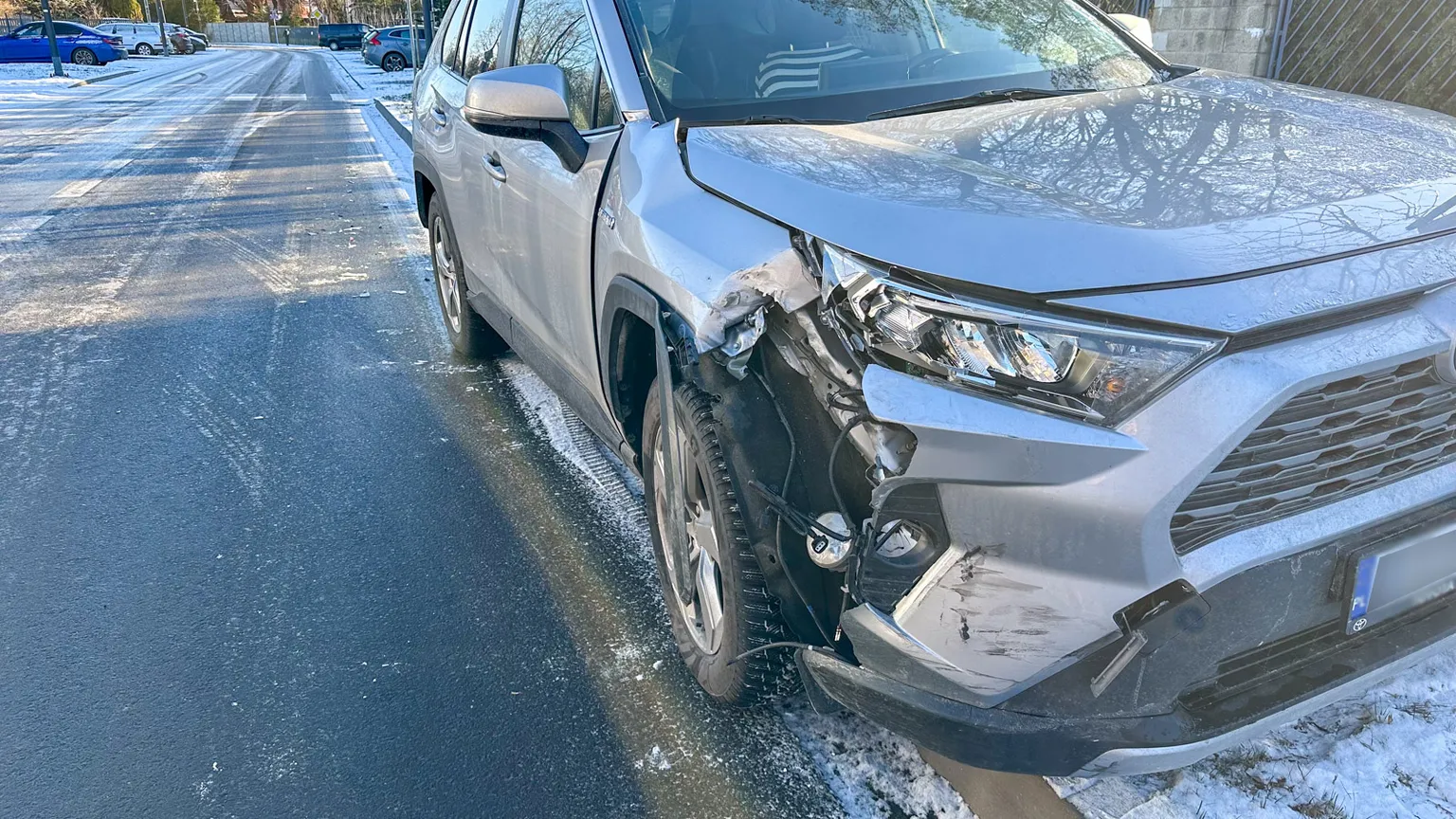 Zima zaskoczyła Wesołą: nieodśnieżone drogi i kolizje na Gościńcu