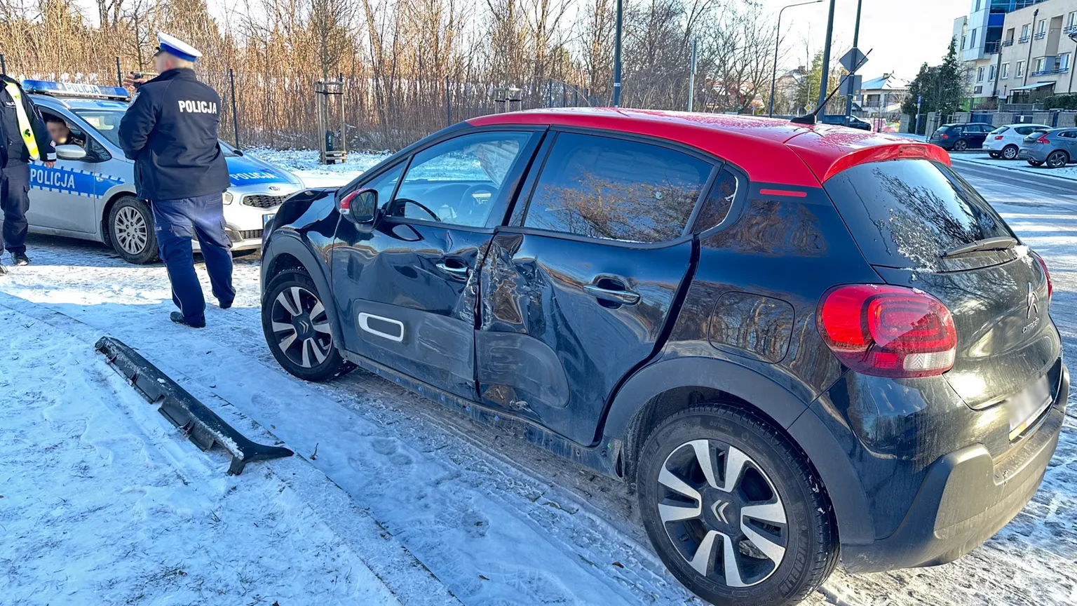 Zima zaskoczyła Wesołą: nieodśnieżone drogi i kolizje na Gościńcu