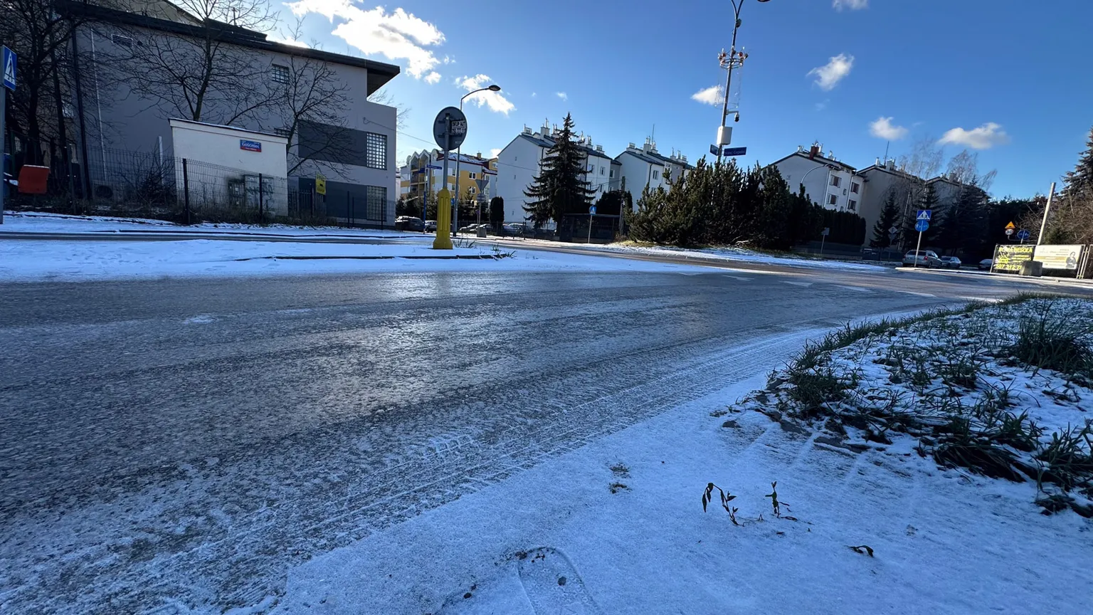 Zima zaskoczyła Wesołą: nieodśnieżone drogi i kolizje na Gościńcu