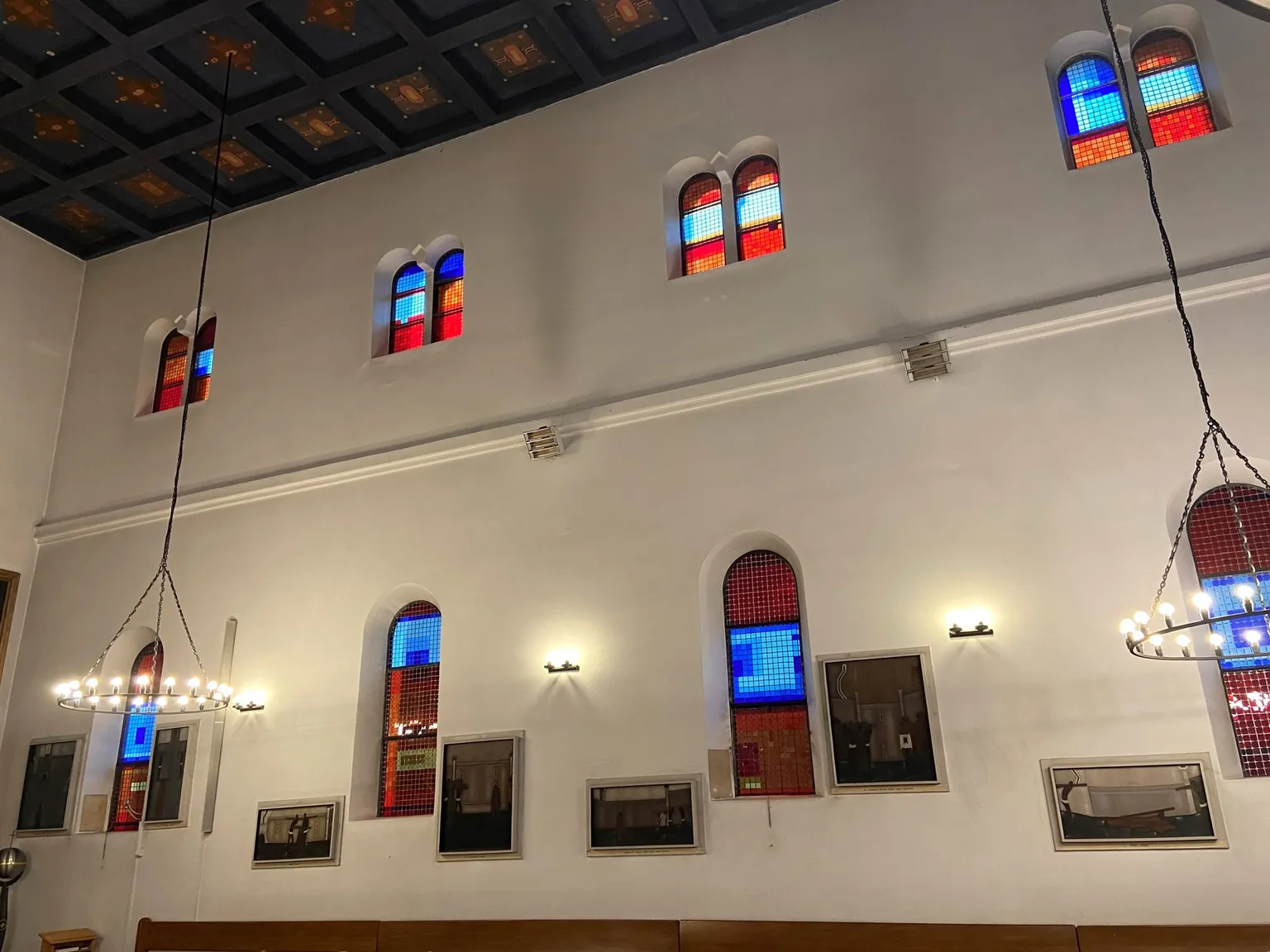 Odnowione witraże Jerzego Nowosielskiego w kościele pw. Opatrzności Bożej w Wesołej