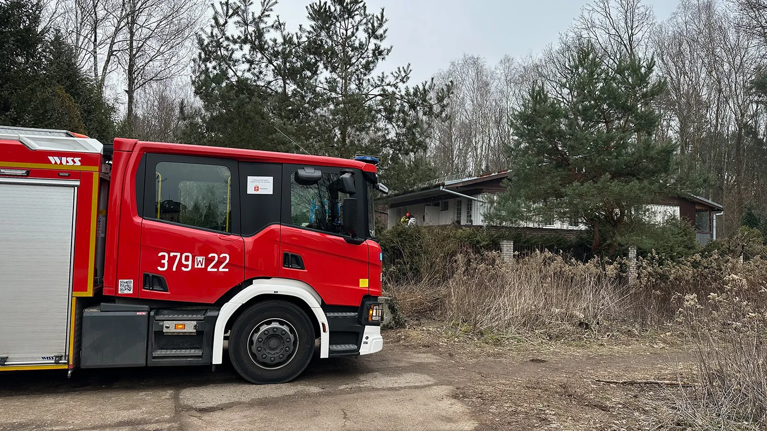 Pożar elewacji na ulicy Cieplarnianej w Starej Miłośnie – szybka interwencja straży pożarnej