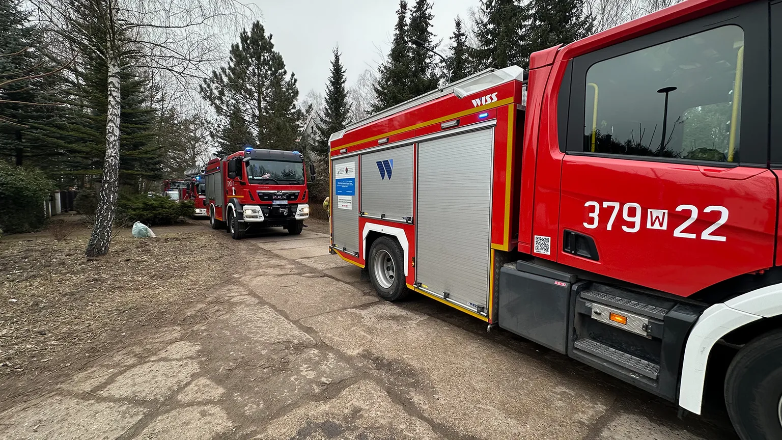 Pożar elewacji na ulicy Cieplarnianej w Starej Miłośnie – szybka interwencja straży pożarnej