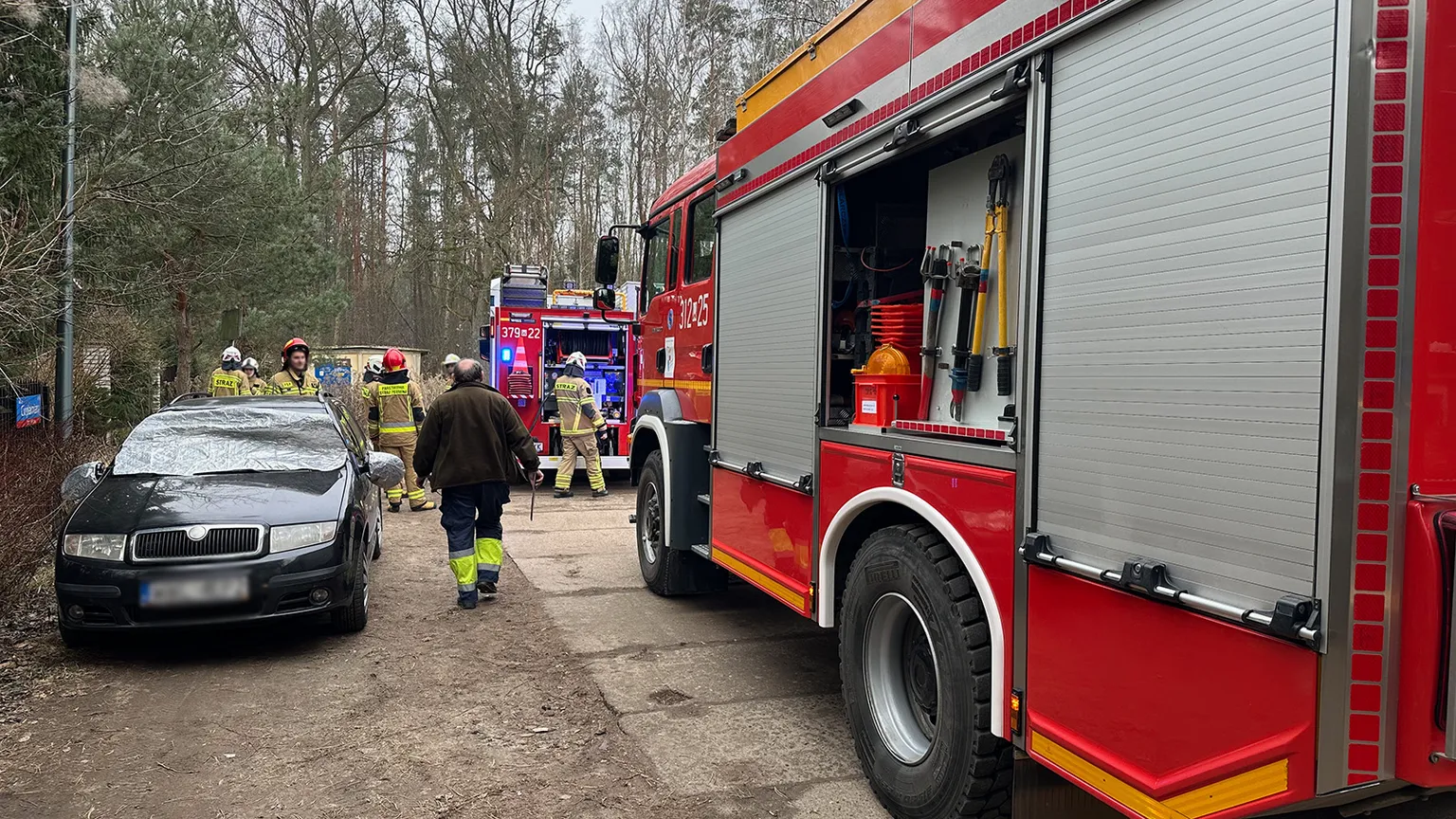 Pożar elewacji na ulicy Cieplarnianej w Starej Miłośnie – szybka interwencja straży pożarnej