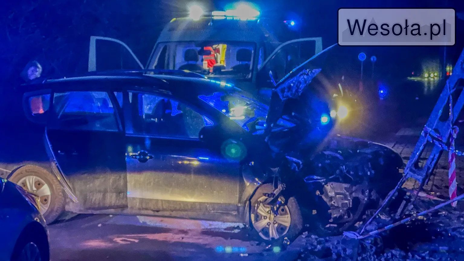Wypadek na Armii Krajowej w Wesołej: samochód uderzył w słup energetyczny – utrudnienia w ruchu i przerwy w oświetleniu