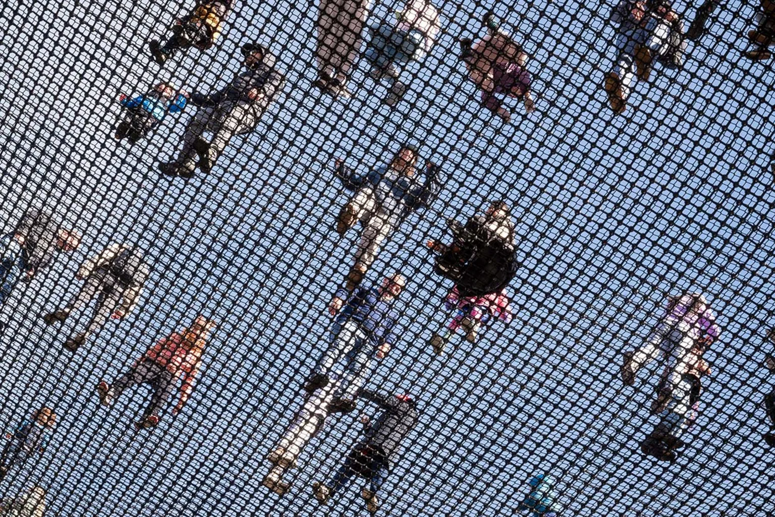 Edukacyjne atrakcje i parki trampolin zachęcają do wspólnej zabawy