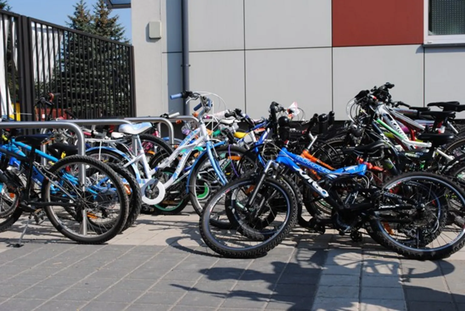Uczniowie SP 353 rowerami przez maj