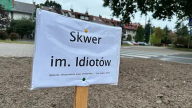 Zdjęcia do artykułu "Skwer im. Idiotów"  - mieszkańcy Starej Miłosny w sporze o likwidację miejsc parkingowych