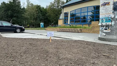 Zdjęcia do artykułu "Skwer im. Idiotów"  - mieszkańcy Starej Miłosny w sporze o likwidację miejsc parkingowych