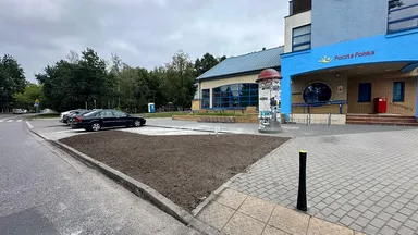 Zdjęcia do artykułu "Skwer im. Idiotów"  - mieszkańcy Starej Miłosny w sporze o likwidację miejsc parkingowych