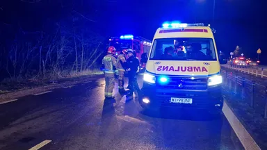 Wypadek na ulicy Czecha w Wawrze: samochód w ogniu