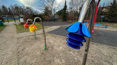 Najstarszy plac zabaw w Starej Miłośnie po modernizacji – zapraszamy do wspólnej zabawy!
