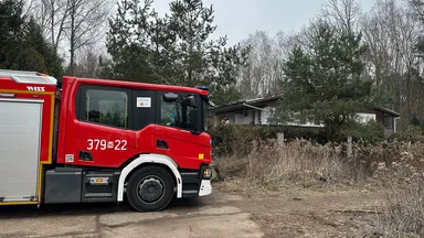 Zdjęcie do artykułu Pożar elewacji na ulicy Cieplarnianej w Starej Miłośnie – szybka interwencja straży pożarnej