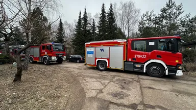 Pożar elewacji na ulicy Cieplarnianej w Starej Miłośnie – szybka interwencja straży pożarnej