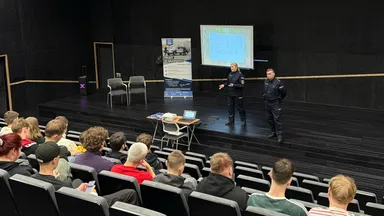 Zdjęcie do artykułu Uczniowie z Wesołej poznają zawód policjanta: Spotkanie z przedstawicielami Policji