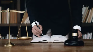 Warszawskie uczelnie prawnicze – która najlepiej przygotuje Cię do zawodu?