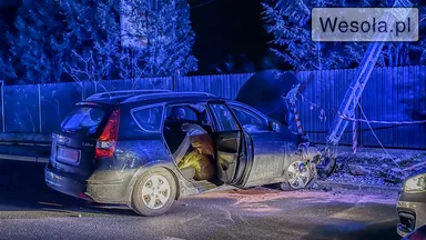Zdjęcie do artykułu Wypadek na Armii Krajowej w Wesołej: samochód uderzył w słup energetyczny – utrudnienia w ruchu i przerwy w oświetleniu