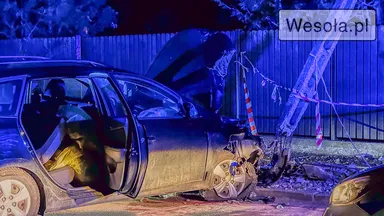 Wypadek na Armii Krajowej w Wesołej: samochód uderzył w słup energetyczny – utrudnienia w ruchu i przerwy w oświetleniu