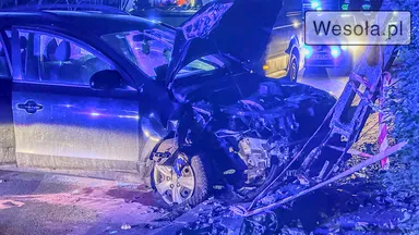Wypadek na Armii Krajowej w Wesołej: samochód uderzył w słup energetyczny – utrudnienia w ruchu i przerwy w oświetleniu