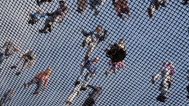 Edukacyjne atrakcje i parki trampolin zachęcają do wspólnej zabawy